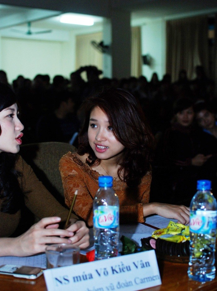 Bàn luận về phần thi của thí sinh với Nghệ sĩ múa Võ Kiều Vân.
